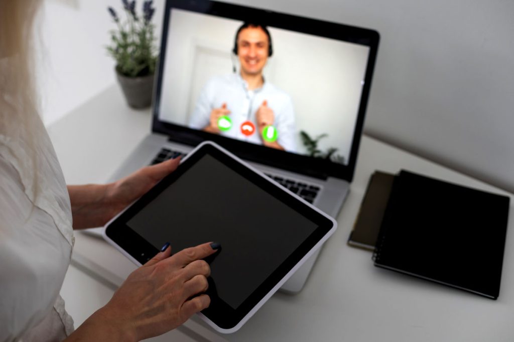 Sesión de terapia online por videollamada